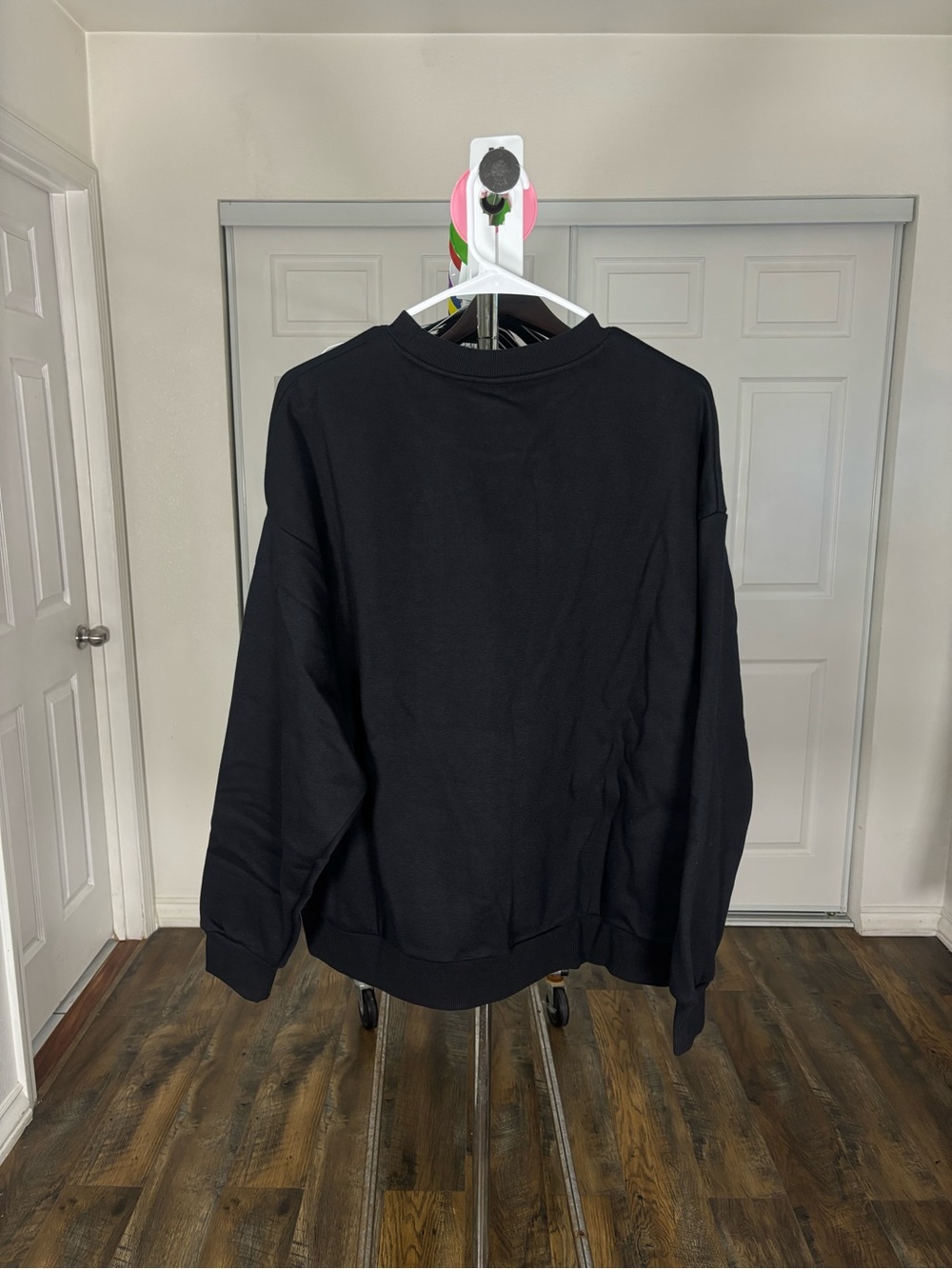 ALO Yogas Women’s Black Crewneck pullover - Picture 4 of 5